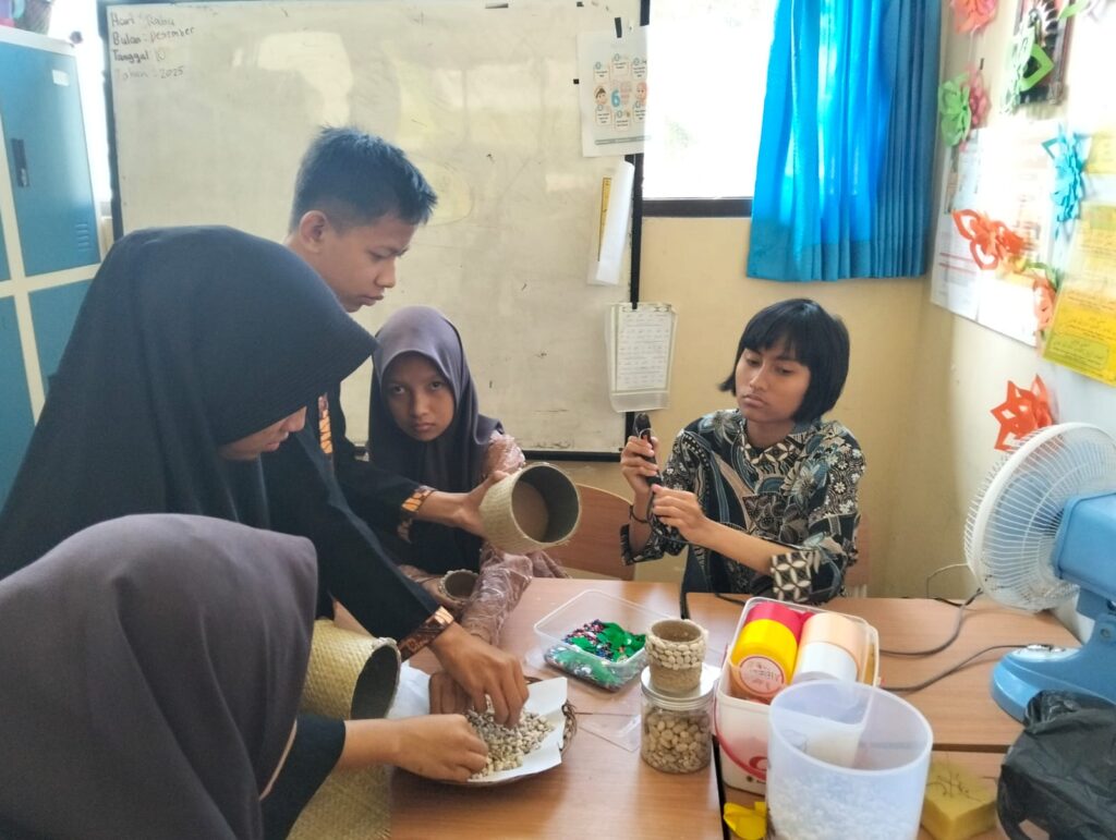 Kegiatan Membuat Kerajinan Tangan Siswa SLBN Tasikmalaya