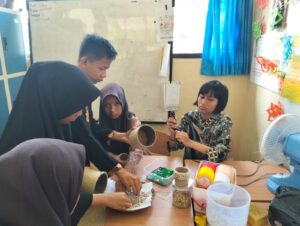 Kegiatan Membuat Kerajinan Tangan Siswa SLBN Tasikmalaya